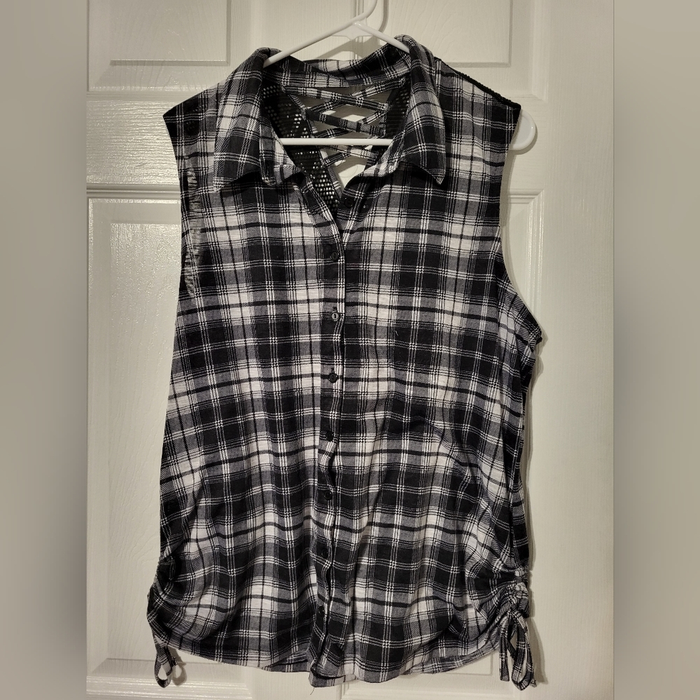 Sleeveless checkered shirt. Young misses xxxl 19. Equal to xl womans